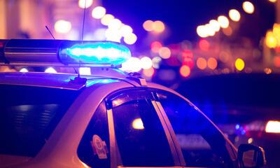 Een politiewagen met zwaailicht bij nacht