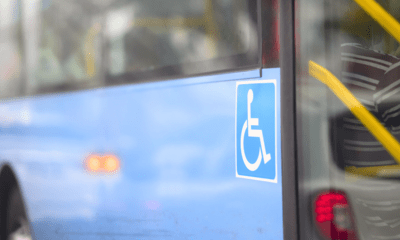 Zijkant van een bus, met logo voor mensen met een beperking.