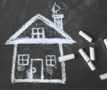 Een huis, in krijt getekend op een schoolbord